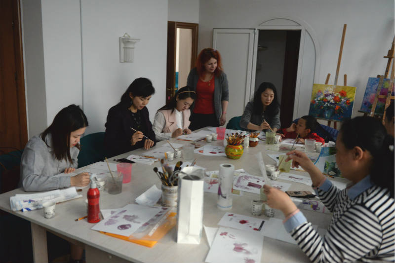 紅酒與畫筆的交融 駐摩爾多瓦使館婦女小組舉辦特色文化體驗(yàn)活動(dòng)